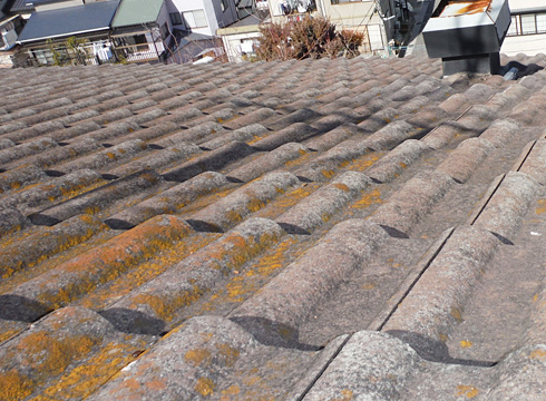 モニエル瓦の劣化が激しい様子。葺き替え工事のお見積り取られてご発注いただきました。