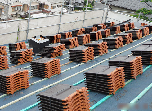 均等に瓦を並べて下準備します。