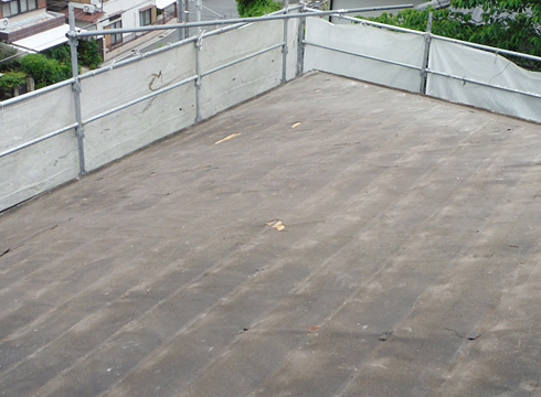 古い瓦を撤去したのでこの後はいよいよ葺き替えリフォームを開始します。