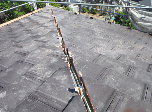 棟瓦の積み上げを残した最終作業の様子