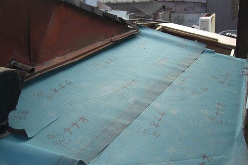 瓦の下に専用の防水シートで覆う様子