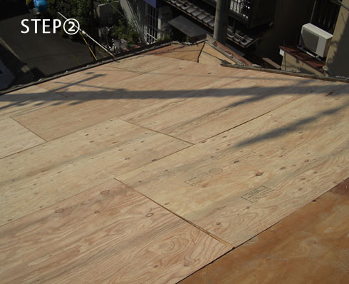 崩れた瓦を撤去